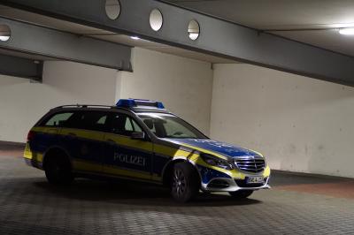 Jugendliche auf einem Parkplatzdach eines Discounters in Sindelfingen